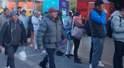 Choferes mantienen paro indefinido en La Paz y El Alto por falta de combustibles