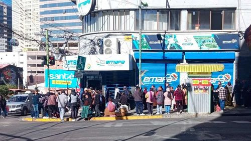 Emapa suspende la venta de pollo en agencias de La Paz y genera protestas de compradores