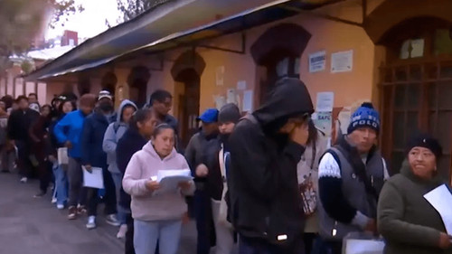 Madrugan y hacen fila por una ficha: pacientes enfrentan largas esperas en el hospital de clínicas de la paz