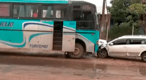 Conductor invade carril, choca contra bus en la av. moscú y huye del lugar