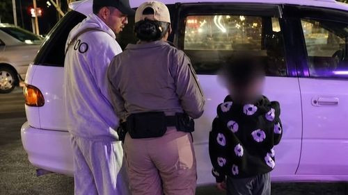 Niño de 7 años llega solo a una discoteca en Tarija buscando a su madre