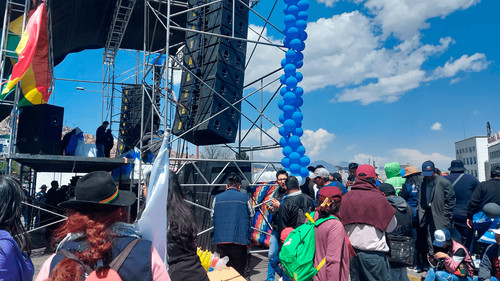Arman tarima en puente para recibir marcha de Evo Morales