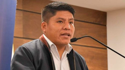 Senador Loza critica las medidas del Gobierno y afirma que aceptan la crisis en el país