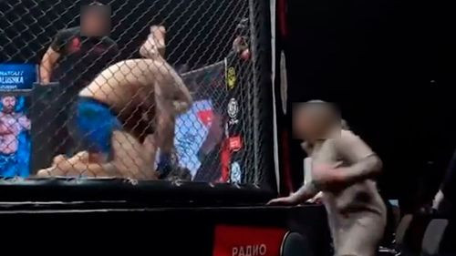 Esposa de luchador lo motiva a ganar con un grito en pleno combate