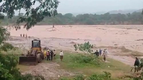 Reestablecen tránsito en ruta a los Valles cruceños tras lluvias y rescatan a ocho personas en el río Piraí