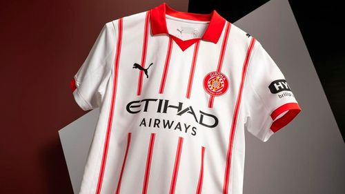 Girona lanza su camiseta 2025/26  con diseño blanco y franjas finas