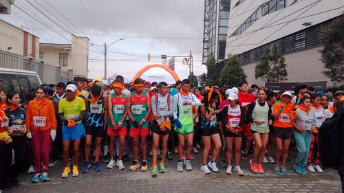 Alcaldía y Unifranz recolectan 1.500 kilos de víveres para albergues a través de la carrera 5K en El Alto