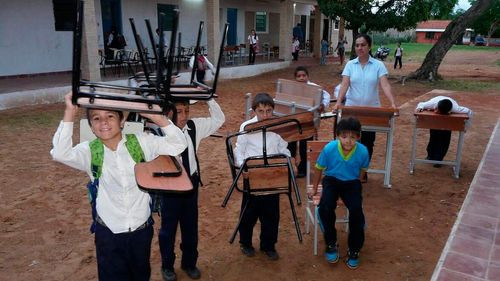 Estudiantes llevan sillas para pasar clases en colegio de Paurito