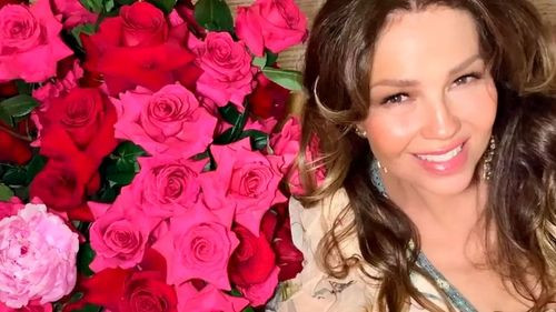 Una bolsa Chanel, cientos de flores  y mucha fiesta: Thalía fue súper  consentida en su cumpleaños