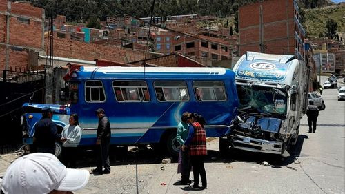 Colisión múltiple deja cuatro coches dañados en Llojeta