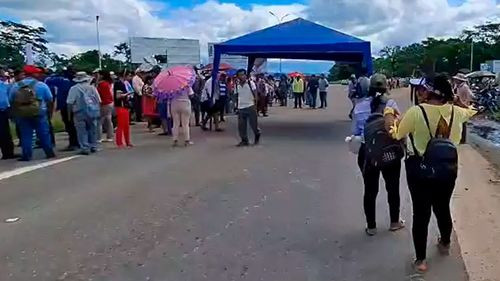 Protestas por falta de combustible bloquean rutas en Santa Cruz
