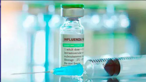 Centros de salud paceños agotan  vacunas contra la influenza