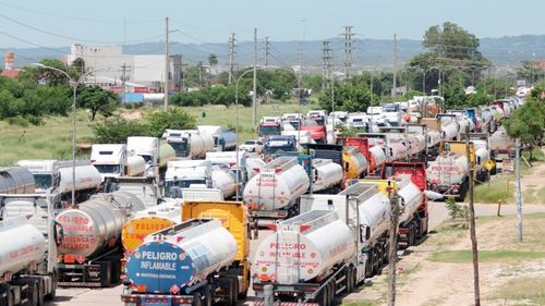 Cisterneros denuncian bloqueo para descargar gasolina en la Refinería de Palmasola