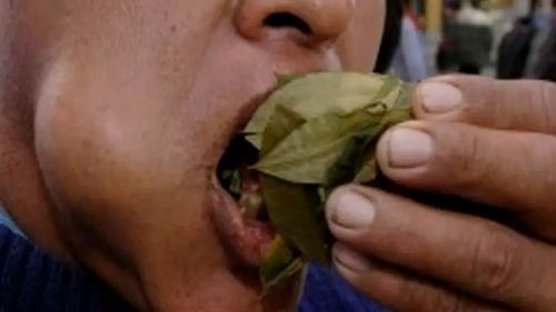 Hombre fallece atragantado con coca tras caer en vía pública en El Alto