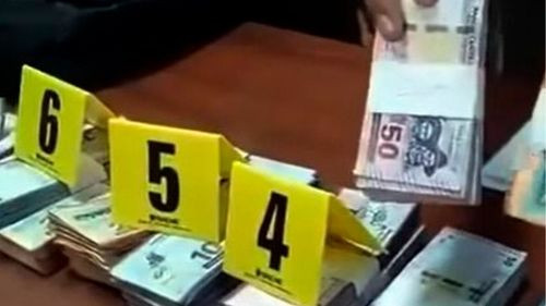 Imagen de Devuelven billetes del avión siniestrad o y detienen a joven con Bs 71.400 en  El Alto