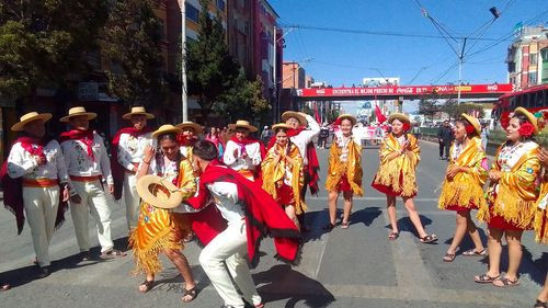 Futuros maestros de educación del país muestran danzas coloridas en una entrada folklórica en El Alto