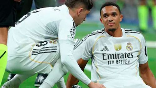 Alexander-Arnold, la única vía de  escape de Valverde