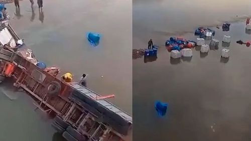 Tráiler cargado con bidones de aceite cae al río tras volcar en la carretera nueva Cochabamba – Santa Cruz