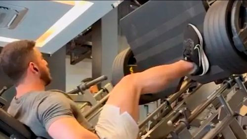 Atleta sufre una lesión durante un entrenamiento de alto esfuerzo en un gimnasio