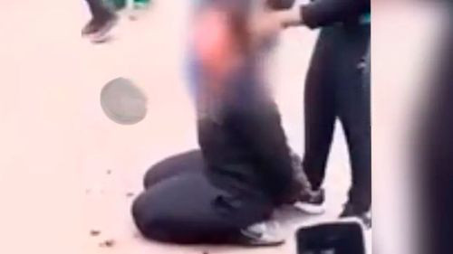 Comerciantes golpean y cortan el cabello a una mujer acusada de robo en Bermejo