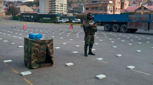 Policía incauta 439 kilos de cocaína oculta en un tractocamión en La Paz