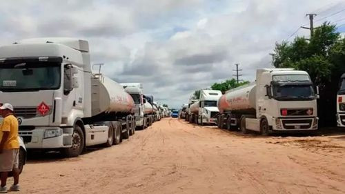 Cisternas y YPFB acuerdan descargar combustible en cinco días