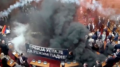 Varios heridos en un altercado con bombas de humo en el Parlamento de Serbia