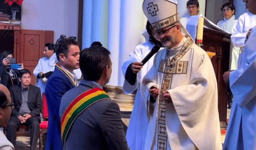 Paz y Lara se dan la mano durante la efeméride de Oruro tras bendición del obispo