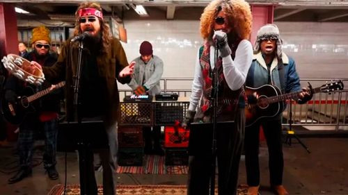 Bad Bunny y Jimmy Fallon sorprenden con un concierto improvisado en el metro de Nueva York
