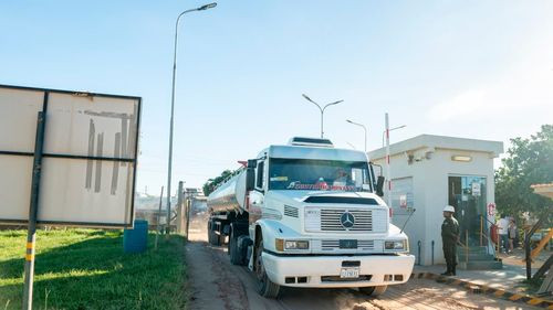 YPFB descarga 100 camiones cisterna de combustible en Santa Cruz