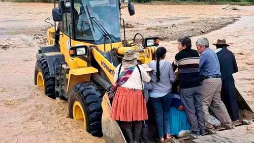 Pobladores de Mizque cruzan el río en maquinaria pesada tras colapso de puente