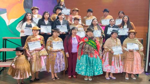 Más de 400 mujeres alteñas culminan capacitación para emprender