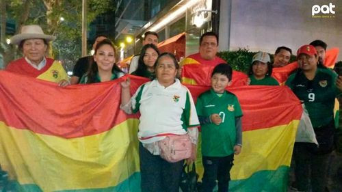 Bolivianos en Lima llenan de aliento a la selección antes del duelo ante Perú