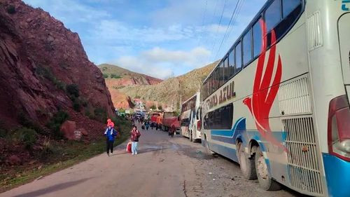 Deslizamiento en la carretera oruro–cochabamba deja viajeros varados tras retorno de carnaval