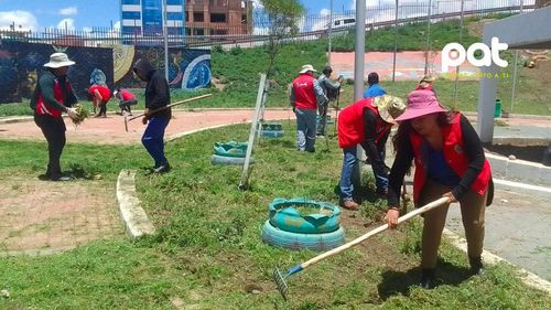 Pala en mano, nuevo Subalcalde del distrito 8 lidera limpieza en la avenida 6 de marzo 