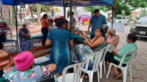 Reunión entre secretario de salud y padres de familia que bloquean Oncológico en demanda de nuevo hospital