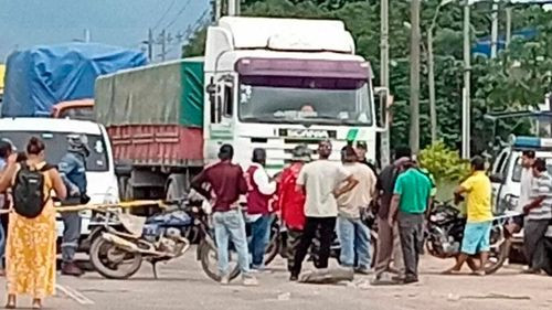 Mototaxistas bloquean Warnes por falta de combustible
