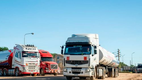 YPFB despide a 410 empleados en plena reestructuración y persisten filas en Palmasola