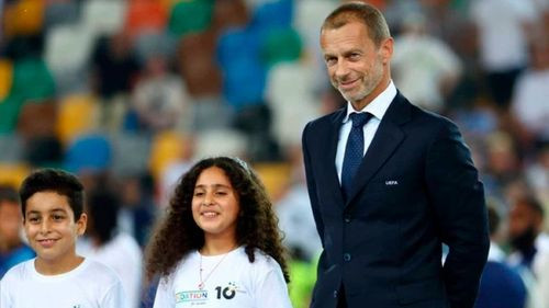 UEFA exhibe pancarta en la Supercopa de Europa con mensaje contra la violencia en Gaza