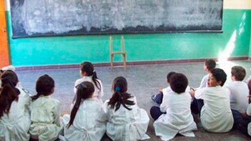 Precariedad obliga a estudiantes a pasar clases en el piso