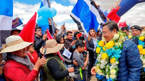 Luis Arce recibe abucheos en Oruro y defiende la eficiencia de su gobierno