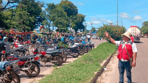 Mototaxistas mantienen bloqueos y advierten toma de refinería