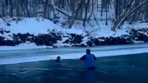 Un hombre arriesga su vida para salvar a su perro del río congelado