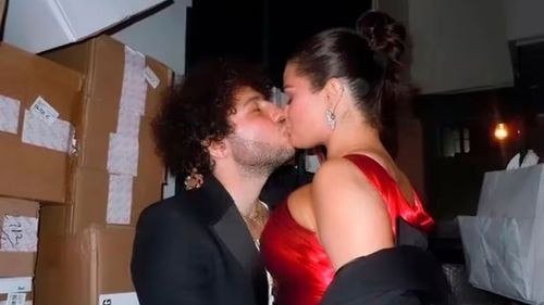 Selena Gómez y Benny Blanco: Romance en los Globos de Oro a pesar de la ausencia del premio