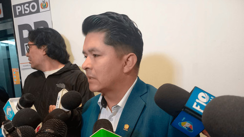 Senador del PDC pide el cambio de la ministra de Salud por supuesta ineficiencia en su gestión