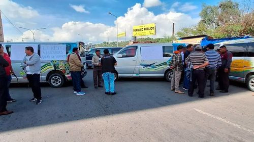 Transportistas bloquean carretera en Cochabamba exigiendo mantenimiento urgente