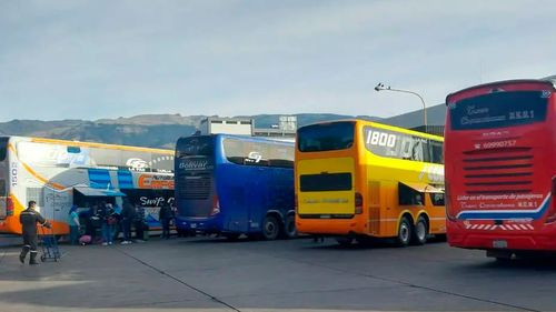 Cierran ruta Cochabamba-La Paz por deslizamientos y viajes se encarecen