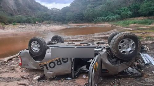  Cuatro personas sobreviven tras caer a un barranco al esquivar un camión