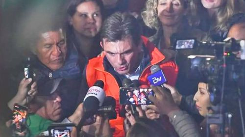 Rodrigo Paz pierde su celular durante discurso de victoria en El Prado