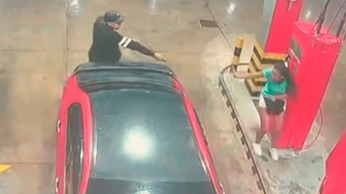 Cámaras captan atraco armado en un surtidor de Santa Cruz